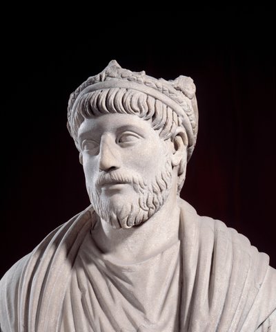 الفن اليوناني الروماني: تمثال الإمبراطور الروماني جوليان لير المرتد (331 - 363) (القرن الرابع قبل الميلاد. JC) باريس ، متحف اللوفر بواسطة رواية