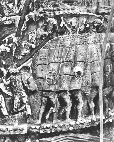 الجنود الرومان يستخدمون طريقة testudo أثناء هجوم ، تفاصيل من عمود ماركوس أوريليوس ، 180-196 م (الرخام) (صورة بالأبيض والأسود) بواسطة رواية