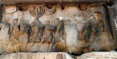 الفن الروماني: "" موكب النصر من تابوت التحالف مع Menorah أو Menora (شمعدان ذو 7 فروع) "" إغاثة القرن الأول. قوس تيتوس ، فورو رومانو (المنتدى الروماني) ، روما بواسطة رواية