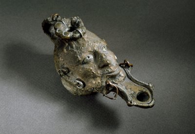 الفن الروماني: مصباح زيت من البرونز على شكل وجه. القرن الأول أو الثاني بعد الميلاد. إسبانيا Museo di Ampurias (إمبورياس) بواسطة رواية