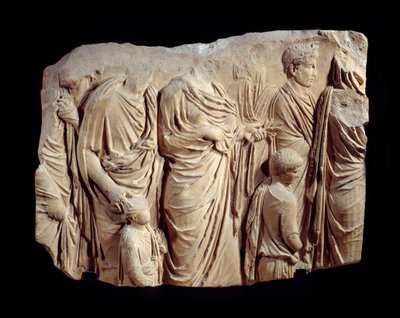 الفن الروماني: جزء من نحت معماري من الرخام من موكب Ara Pacis Augustae (مذبح السلام): موكب ، أثناء التضحية ، لشخصيات في توجا وأطفال. حوالي 13-9 ق. البحث في روما (Champ de Mars Palais Fiano) الشمس. 1،1x1،4 م بواسطة رواية