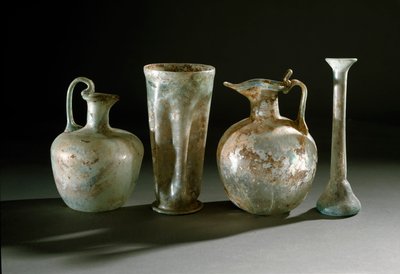 الفن الروماني: أباريق وأباريق ومزهريات زجاجية من بومبي. القرن الأول Museo Archeologico Nazionale ، نابولي بواسطة رواية