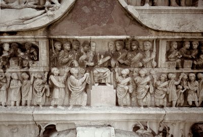 Roman art: low marble relief representing the distribution of subsidies to the people in the forum of Cesar. 312-315 AD. Arch of Constantine, Rome - Roman Art. The emperor distributing money among the people (largitio). Relief, 312-315 AD. Arch of Constant بواسطة رواية