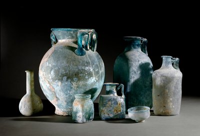 الفن الروماني: أواني وأواني وأكواب ومزهريات وأكواب زجاجية من بومبي. القرن الأول Museo Archeologico Nazionale ، نابولي بواسطة رواية