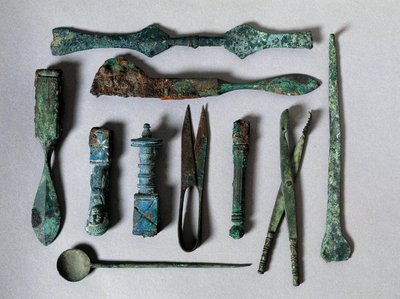 Roman art: set of surgical instruments from the House of the Surgeon in Pompei. 1st century BC. Naples, Museo Archeologico Nazionale بواسطة رواية