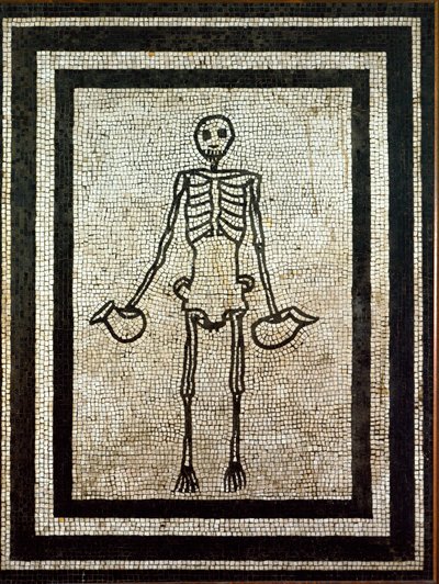 Roman art: skeleton holding two jugs. Mosaic of the 1st century. Naples, museo nazionale archeologico - Roman art: skeleton holding two pitchers. Mosaic of the 1st century from Pompeii. National Archaeological Museum, Naples, Italy بواسطة رواية