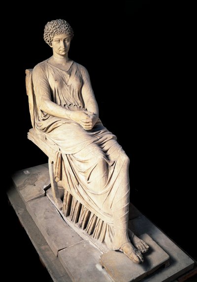 الفن الروماني: تمثال Agrippina "" The Ainee "(Agrippina) (14 قبل الميلاد - 33) ، زوجة Germanicus. نحت الرخام. القرن الأول الميلادي. نابولي ، المتحف الأثري الوطني بواسطة رواية