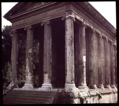 الفن الروماني: منظر لأطلال معبد Portunus (معبد الثروة البشرية) ، الموقع الأثري لمنتدى Boarium ، 70-80 بعد الميلاد ، روما ، إيطاليا (الفن الروماني: منظر لمعبد Fortuna Virilis (Portunus) روما ، إيطاليا) التصوير الفوتوغرافي بواسطة رواية