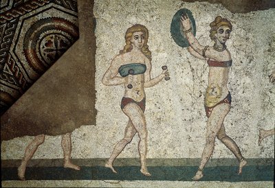 الفن الروماني: يمارس الشباب الروماني تمارين بدنية. يرتدون مئزر حول الكليتين وستروفيوم (ancetre of the bra) على الصدر. تفصيل فسيفساء 315-350 م. ساحة أرميرينا ، فيلا رومانا ديل كاسالي بواسطة رواية