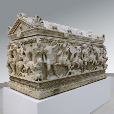 تابوت يصور معركة بين الجنود والأمازون ، 140-170 م (رخام) بواسطة رواية