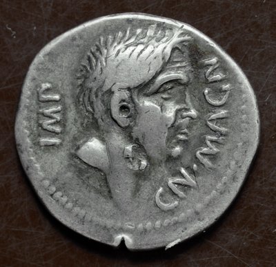 عملة فضية مع دمية بومبي العظيم (Gneo Pompeo Magno أو Gnaeus Pompeius Magnus بواسطة رواية