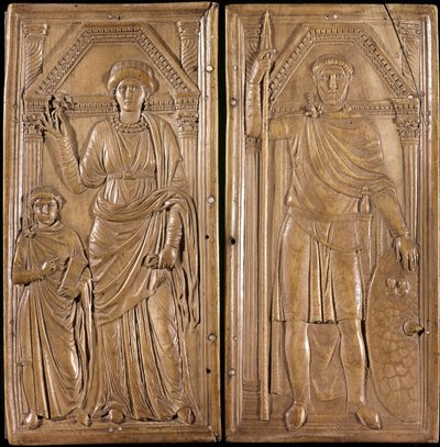 Stilicon (Flavius Stilicho أو Stiliccho ، 360-408) ، عام وسياسي من روما القديمة من أصل بربري (أب مخرب وأم رومانية). "" Diptych of Stilicon "": Stilicon gun وزوجته Serena وابنه Eucherio. العاج حوالي 400. تريزور بواسطة رواية