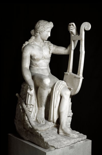 يحمل Apollo Lyricine أو Apollo منحوتة من الرخام الروماني القيثاري بعد الأصل اليوناني. القرن الثالث قبل الميلاد. روما ، المتحف الروماني الوطني (Palazzo Massimo alle Terme) بواسطة رواية
