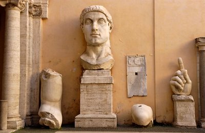 فناء قصر المحافظين (Palazzo dei Conservatori) في Musei Capitolini (Capitolini): أجزاء من تمثال ضخم لقسطنطين يعود تاريخه إلى 313-324 بعد الميلاد (الرخام) بواسطة رواية