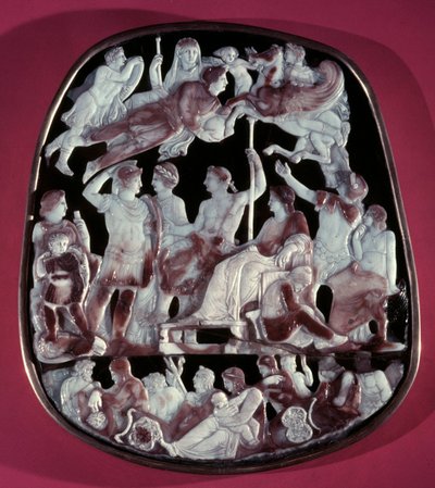 النقش الكبير للكنيسة المقدسة أو Camee of Apotheosis of Augustus: تم تمثيل 24 شخصية ، بما في ذلك الإمبراطور الروماني أوغسطس (في الوسط) ، وقيصر جرمانيكوس ، وتيبري ، ونيرو ، وكاليجولا وليفي (Livia Drusilla Augusta ، 58 قبل الميلاد). في الجزء العلوي بواسطة رواية