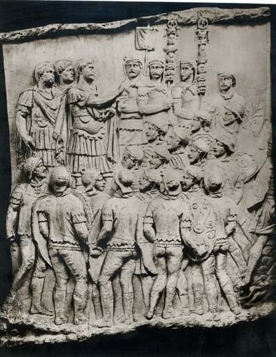 تراجان (98-117) يخاطب الجيش ، ويلقي من عمود تراجان ، 113 م (الجص) بواسطة رواية