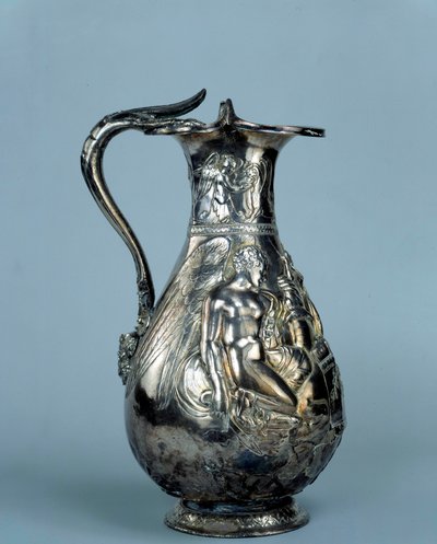 Tresor de Boscoreale: الزبرجد: على العنق: جناحان من الجين يسقيان غريفين. على البطن: نصر واحد يذبح غزال ، والآخر على شجرة البخور ، ويقدم البخور وغصن الزيتون. نهاية القرن الأول قبل الميلاد - القرن الأول الميلادي. الأحد 0،24 م. باريس ، متحف اللوفر بواسطة رواية