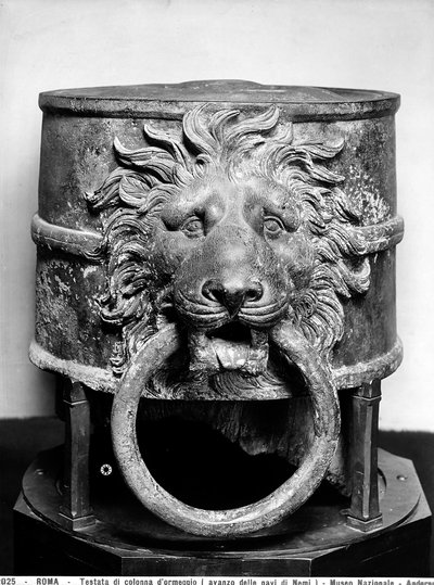 Upper part of a mooring post found during the excavation of the Roman ships in Lake Nemi بواسطة رواية