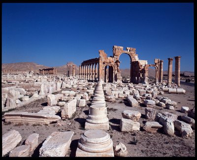 منظر لقاعة الأعمدة الكبيرة والقوس الضخم (أوائل القرن الثالث الميلادي) تصوير فوتوغرافي بواسطة رواية