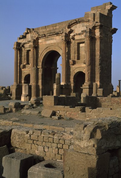 قوس تراجان (52-117 م) ، حوالي 100 م ، العصر الإمبراطوري العالي (27 ق.م - 395 م) بواسطة الفترة الإمبراطورية الرومانية