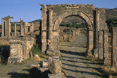 بطاقة ، قوس ومعبد فينوس (على اليسار) ، العصر الإمبراطوري العالي (27 ق.م - 395 م) بواسطة الفترة الإمبراطورية الرومانية