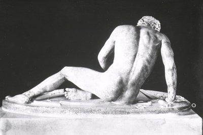 Dying Gaul ، نسخة من أصل يوناني من 230-220 قبل الميلاد من قبل Epigonos (الرخام) (صورة b / w) (منظر خلفي) بواسطة رومان رومان