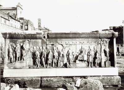 بلوتوس من تراجان مع صور المعهد الغذائي (الرخام) (صورة b / w) بواسطة رومان رومان
