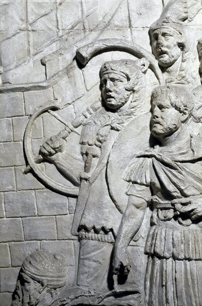 الفن الروماني: "" المحاربون الرومان خلال الحرب الأولى في داسيا "" قالب عام 1862 يعيد إنتاج النقوش البارزة لعمود تراجان (عمود تراجان) (كولونا ترايانا) في روما الذي بني في عهد الإمبراطور تراجان (53-117) . يحتفل عمود Trajane بذكرى بواسطة رومان رومان