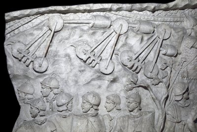 Roman Art: “” War Machines during the Second War”” Mould of 1862 reproducing the bas-reliefs of the column of Trajan (column Trajane) (Colonna Traiana) in Rome built during the reign of Emperor Trajan (53-117). The Trajane column commemorates the victoriou بواسطة رومان رومان