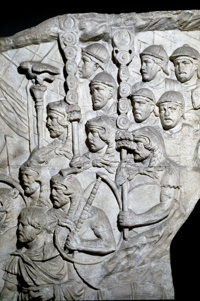 Roman Art: “” Warriors carrying Vexillum (Roman banners)”” Mould of 1862 reproducing the bas-reliefs of the column of Trajan (Trajane column) (Colonna Traiana) in Rome built during the reign of Emperor Trajan (53-117). The Trajane column commemorates the v بواسطة رومان رومان