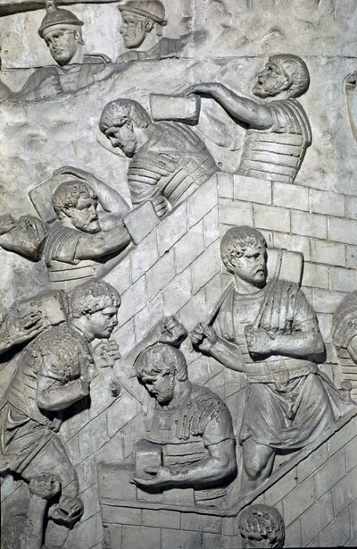 الفن الروماني: "" بناء حصن في المعسكر الروماني "" قالب عام 1862 يعيد إنتاج النقوش البارزة لعمود تراجان (عمود تراجان) (كولونا ترايانا) في روما الذي بني في عهد الإمبراطور تراجان (53-117) . يحتفل عمود Trajane بذكرى ر بواسطة رومان رومان