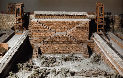 Roman antiquite: model reproducing the siege of Avaricum (present-day Bourges) by the Roman legions of Jules Cesar against the army of Vercingetorix during the Gaul War. 52 BC. A tree-trunked agger in front of the Avaricum wall. Rome, Museo della Civilta R بواسطة رومان رومان