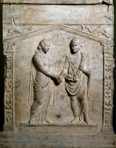 الفن الروماني: مذبح جنائزي يزين مشهد الزفاف (Junctio dextrarum). الغائر. روما ، متحف ناسيونالي رومانو بواسطة رومان رومان