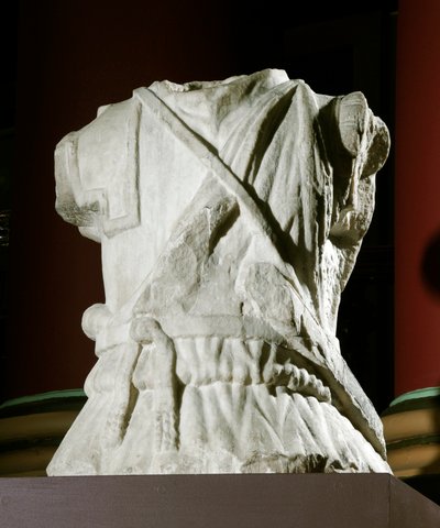 جذع منحوت لرجل فرسان (من الرخام) (انظر أيضًا 371179) بواسطة رومان رومان