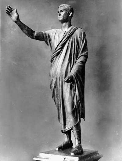Statue of a Roman Orator (bronze) بواسطة رومان رومان