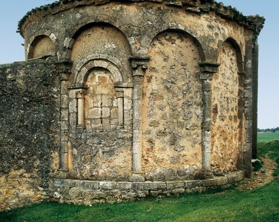 حنية ينظر إليها من الخارج ، كنيسة القديس ميخائيل (Parroquia católica de san Miguel Arcángel) في فالدينبرو ، سوريا ، قشتالة وليون ، إسبانيا ، أواخر القرن الثاني عشر - أوائل القرن الثالث عشر (صورة) بواسطة رومانيسك