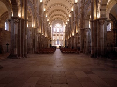 الجزء الداخلي من Cathedrale de Vezelay (89): صحن الكنيسة. بواسطة رومانيسك