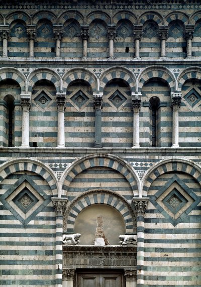 Romanesque art: detail of the polychrome facade بواسطة رومانيسك