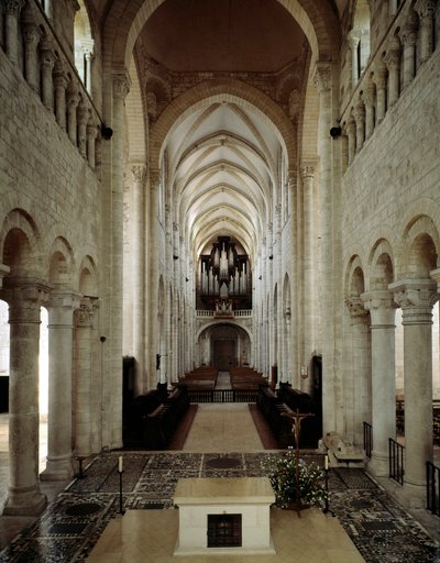 Romanesque art: internal view of the Basilica of Saint Benoit sur Loire (Loiret) built between the 11th and 13th centuries. بواسطة رومانيسك