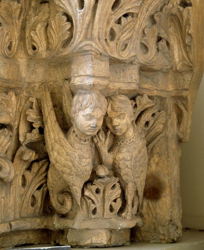 قمة تزين صفارات الإنذار والطيور على غرار تلك الموجودة في كنيسة Saint Loup de Naud (Seine and Marne) 1170. Paris، Museum of Monuments english بواسطة رومانيسك
