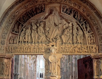 طبلة كنيسة Vezelay التي تمثل المسيح في الجلال (يتم تمثيل يسوع المسيح في المجد داخل هاندورلا) من القرن الثاني عشر. كنيسة فيزيلاي بواسطة رومانيسك