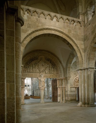 منظر لطبلة الأذن الوسطى وطبلة الأذن يمثلان مهمة الأبوتر. كنيسة سانتا ماريا المجدلية (سانت ماري مادلين (1096-1106) ، فيزيلاي ، يون بواسطة رومانيسك
