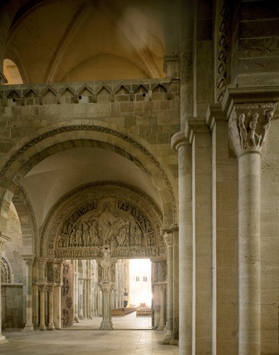 View of the nartex and central eardrum representing the mission of the apotres. Basilica of Santa Maria Magdalene (Sainte Marie Madeleine (1096-1106), Vezelay, Yonne بواسطة رومانيسك