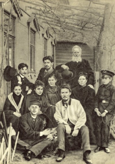 أنطون تشيخوف مع الأقارب والأصدقاء في فناء منزله في شارع Sadovaya-Kudrinskaya ، موسكو ، ربيع 1890 (b / w photo) بواسطة مصور روسي
