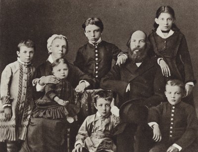 لينين بين عائلته ، سيمبيرسك ، 1879 بواسطة مصور روسي