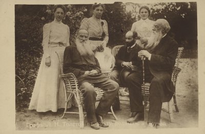 ليو تولستوي مع العائلة والأصدقاء بواسطة مصور روسي