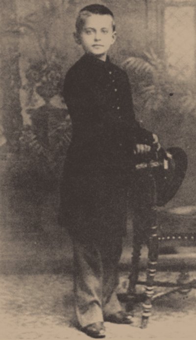 ليون تروتسكي عمره 9 سنوات 1888 بواسطة مصور روسي