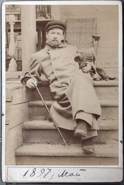 صورة دي أنطون تشيخوف مع كلبها هينا في مايو 1897 في ميليخوفو ، عزبة تشيخوف (صورة الألبومين) بواسطة مصور روسي