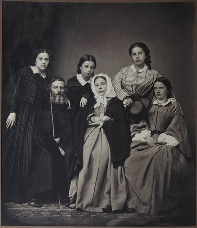 صورة للمؤلف ومؤلف المعاجم فلاديمير دال (دال) (1801-1872) مع أسرته (زوجته إيكاترينا لفوفنا سوكولوفا (1819-1872) وبناته) ، مجهول. صور الألبومين بواسطة مصور روسي