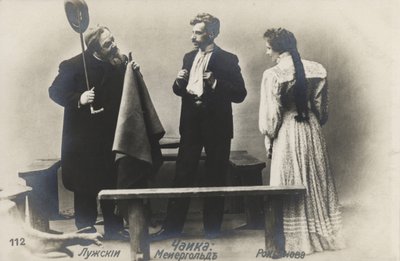 الممثل الروسي Vsevolod Meyerhold (في الوسط) في دور Treplev في إنتاج مسارح الفنون في موسكو أنتون Chekhovs The Seagull ، 1898 بواسطة مصور روسي